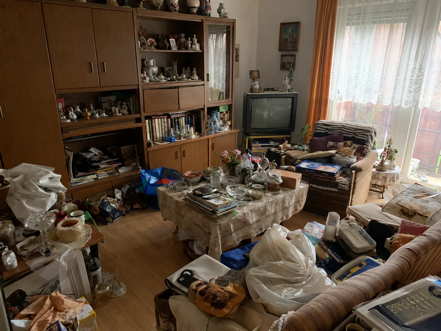 Vor der Haushaltsauflösung in Düsseldorf: Wohnzimmer mit Hausrat, Möbeln und persönlichen Gegenständen